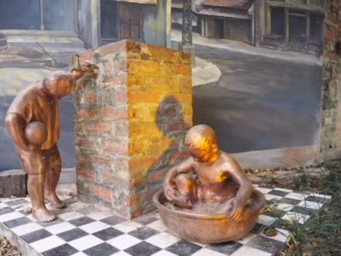 Private collection of People’s Artist displayed in Hanoi ảnh 1