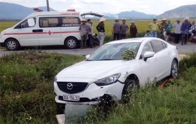 The car stopped only after it smashed into the roadside paddy field The car stopped only after it smashed into the roadside paddy field