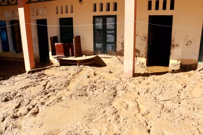 Ngo Phi Hung, head of the Department of Education and Training in Quan Hoa District, Thanh Hoa Province, said on August 30 that heavy rains and landslides had destroyed many classrooms the previous day. A number of classrooms at Trung Son Primary School were buried