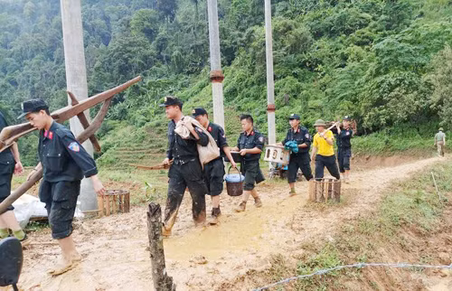 The local police force is now working the whole day and night alongside locals to rebuild houses, clear off tons of mud, dirt and rock from roads, with the aim of helping the people soon return to normal life.