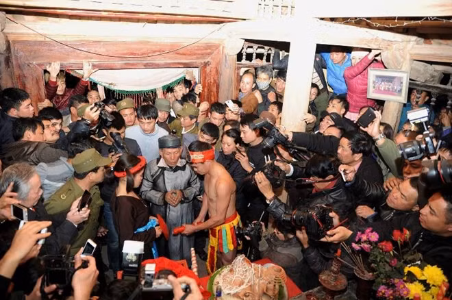 The “Linhtinhtinhphoc” festival organized with the aim of promoting human vitality.