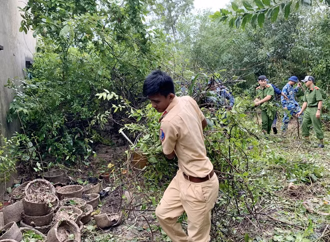 Phu Quoc police help people overcome floods. Phu Quoc police help people overcome floods.