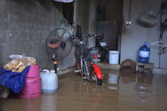According to the weather service, in the early hours of Tuesday morning, parts of Dien Bien suffered medium to heavy downpours, with rainfall reaching 31-43mm.
