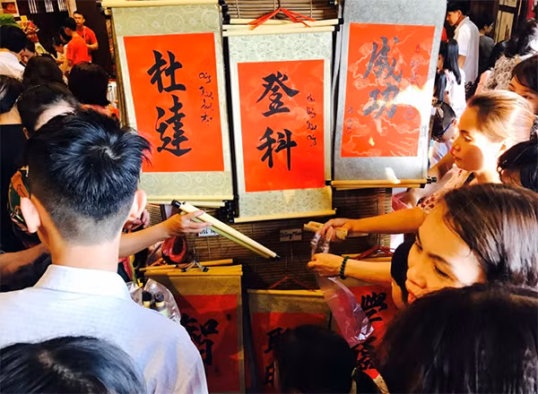 Dozens of outstanding calligraphy works are being showcased at an exhibition, contributing to improving the local people’s knowledge of calligraphy arts.
