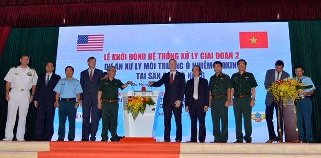 U.S. Ambassador Ted Osius and Senior Lieutenant General Nguyen Chi Vinh, Vietnam’s Vice Minister of National Defense, ceremoniously switched on the thermal treatment system.