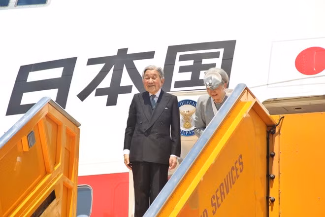 The Emperor and Empress departed from the imperial city of Hue on March 5 and arrived in Thailand the same day, successfully concluding their six-day State visit to Vietnam.