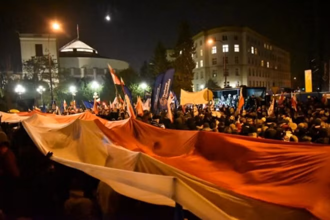 People demonstrate against new restrictions for media at the Polish Parliament in front of the Parliament building in Warsaw, Poland December 16, 2016. Agencja Gazeta/Franciszek Mazur/via REUTERS