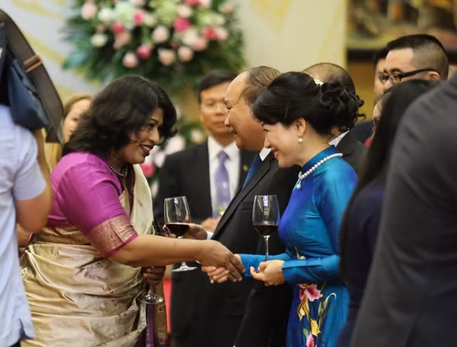 Ambassadors and heads of international organisations cheerfully greeting PM Nguyen Xuan Phuc.