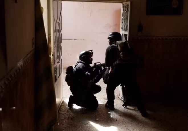 FILE PHOTO: Iraqi special forces soldiers search a house during a battle with Islamic State militants in Mosul, Iraq March 1, 2017. REUTERS/Goran Tomasevic