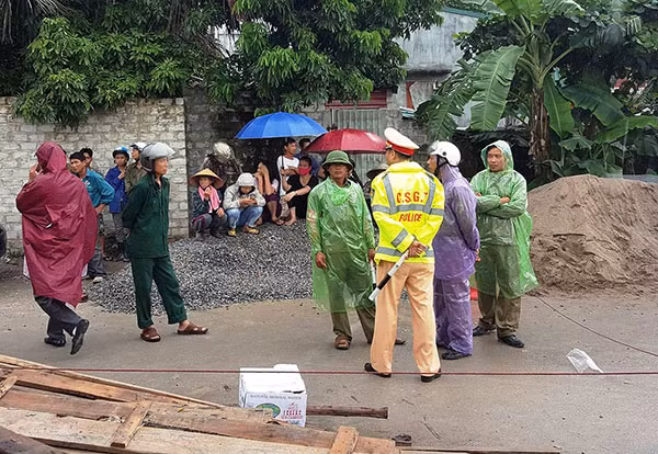 Police officers at the crime scene