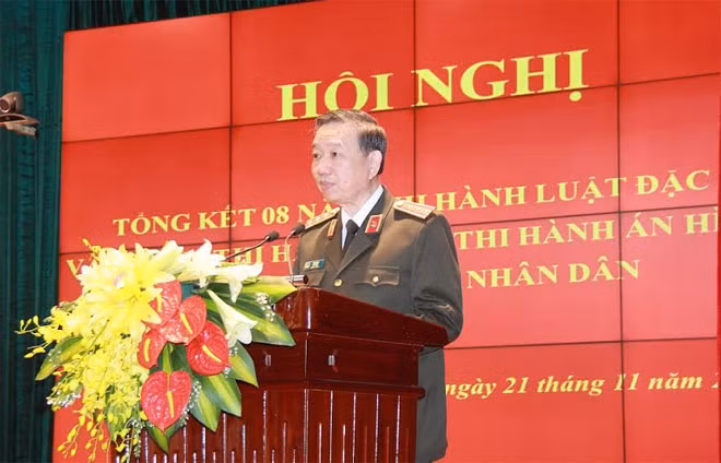 Minister To Lam speaking at the conference.