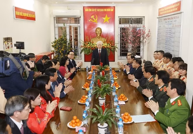 Party General Secretary and President Nguyen Phu Trong visits officers and policemen of the 113 Task Force under the Hanoi Police Department who are on duty (Photo: VNA)