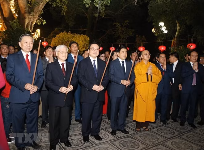 Party General Secretary and President Nguyen Phu Trong offers incense at Tran Quoc pagoda in Hanoi on the last night of the 2018 Lunar year (Feb. 4) (Photo: VNA)