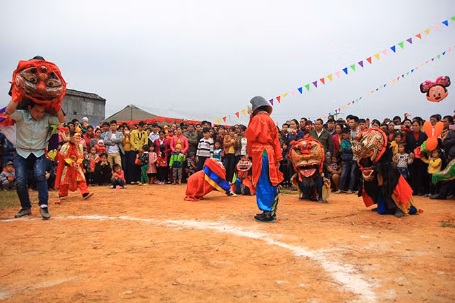 The Long Thong Bung Kham Festival consists of God of agriculture worshiping, traditional games, folksong singing contests, etc.
