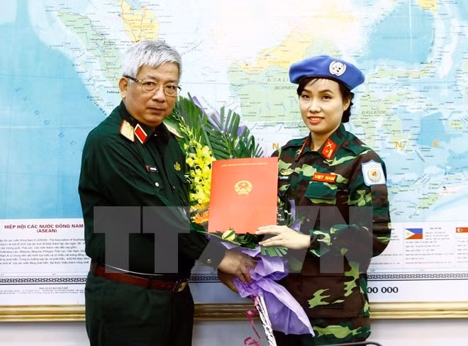 Deputy Minister of National Defence Senior Lieutenant General Nguyen Chi Vinh (L) hands over to Major Do Thi Hang Nga a decision sending her to UN peacekeeping mission in South Sudan Deputy Minister of National Defence Senior Lieutenant General Nguyen Chi Vinh (L) hands over to Major Do Thi Hang Nga a decision sending her to UN peacekeeping mission in South Sudan