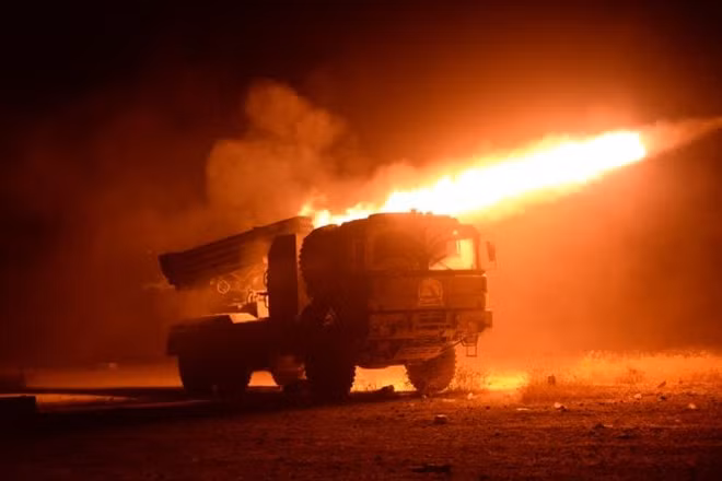 Popular Mobilization Forces (PMF) fire towards Islamic State militants during a battle on the outskirts of Al-Ba'aj, west of Mosul, Iraq May 26, 2017. Picture taken May 26, 2017. REUTERS/Stringer