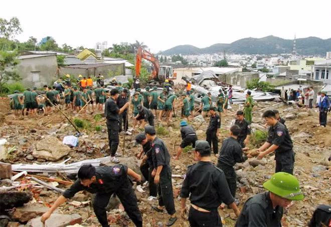In another area of Nha Trang city, military, militia and police forces are keeping searching for the missing in damaged areas. Meanwhile, relevant agencies continue to move local residents in high-risk areas to safer places and clear off the city’s sewage systems.