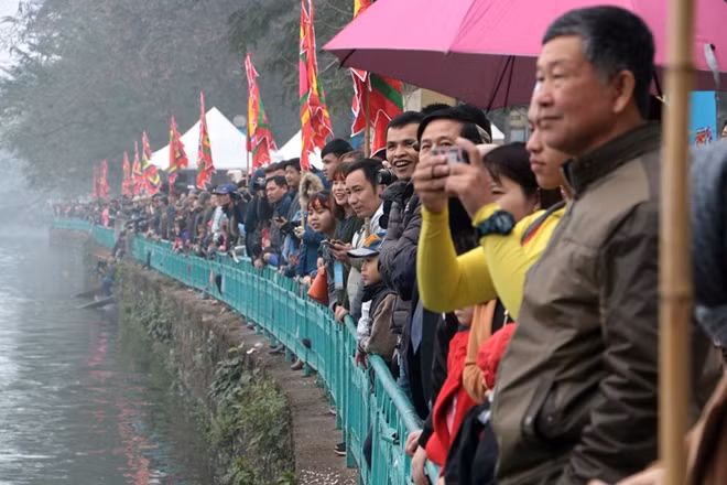 Thousands of locals and visitors began to gather at the West Lake in the early morning, long before the competition started at 10 am. Thousands of locals and visitors began to gather at the West Lake in the early morning, long before the competition started at 10 am.