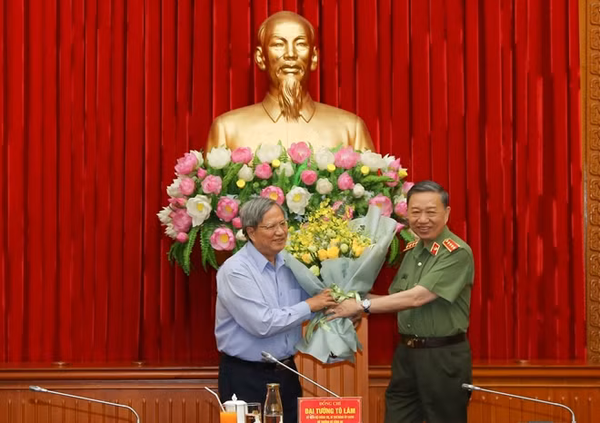 Minister To Lam presents flowers to Chairman President of the Retired Police Public Security Officers’ Club in Ho Chi Minh city. Minister To Lam presents flowers to Chairman President of the Retired Police Public Security Officers’ Club in Ho Chi Minh city.