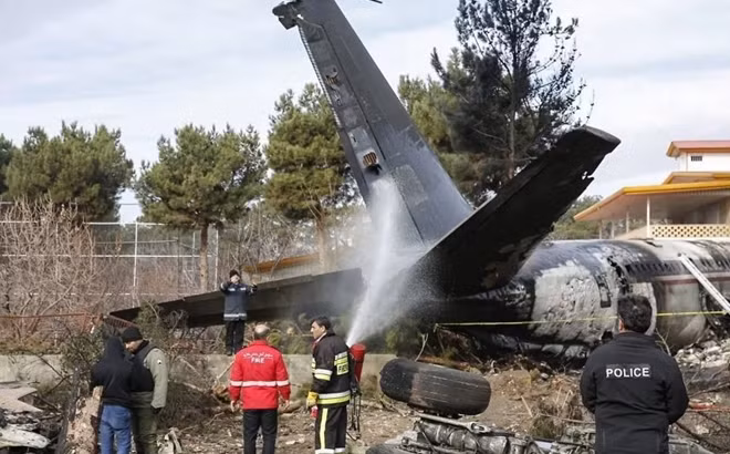 Military cargo plane crashes in Iran, 15 killed ảnh 1