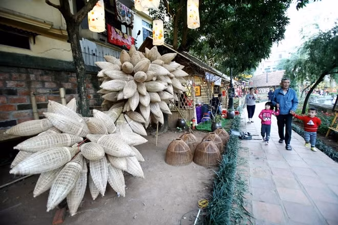 During the festival, handicrafts from Hanoi’s trade villages, such as do paintings, silk, lacquer paintings and pottery works, are also being displayed.