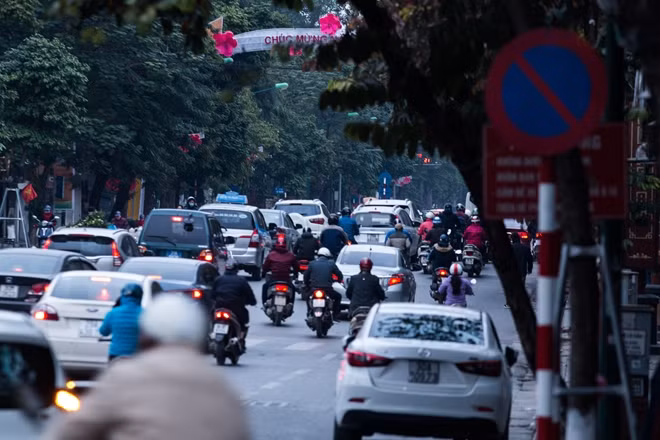 Hanoi is experiencing the coldest weather period since the beginning of this winter with the temperature at 6am of 11 degrees Celsius and strong winds.