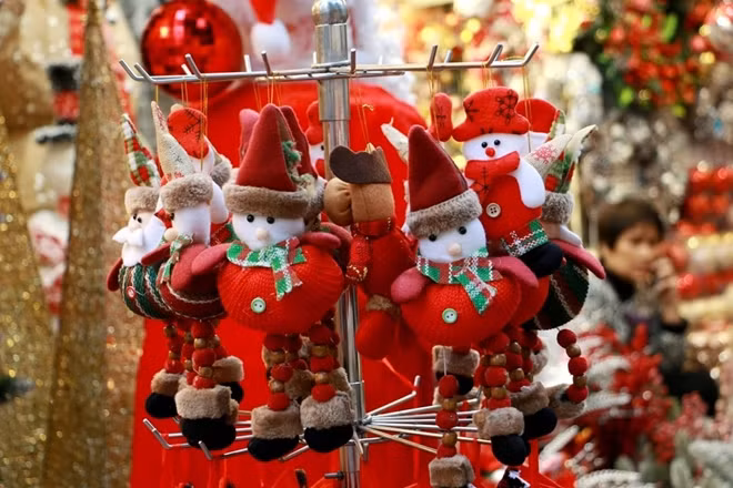 "On this occasion, we often buy a Christmas tree to decorate our home. Our kids love to buy Santa Claus outfits and toys. We can combine shopping and having fun together walking along these streets as Christmas approaches," said Dung Dao, a resident of Hanoi’s Hai Ba Trung district, who was with his wife in Hang Ma street to do some Christmas shopping.