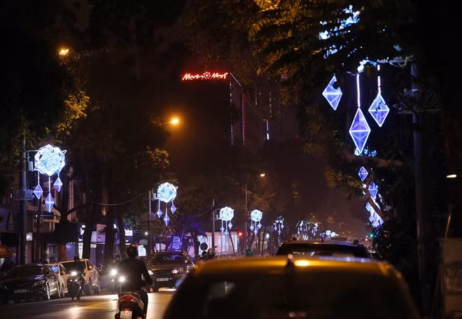 Ba Trieu street at night.