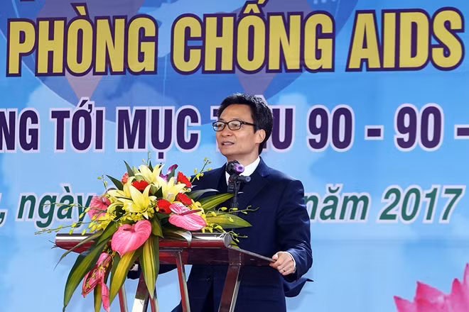 Deputy Prime Minister Vu Duc Dam calls for no discrimination against HIV carriers.