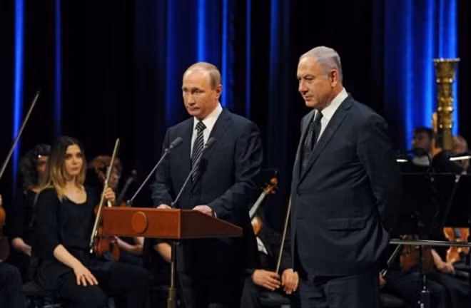 File photo: Russian President Vladimir Putin (L) and Israeli Prime Minister Benjamin Netanyahu attend a concert, dedicated to the 25th anniversary of the restoration of diplomatic relations between the two countries at the Bolshoi Theatre in Moscow, June 7, 2016. Sputnik/Kremlin/Mikhail Klimentyev/via REUTERS