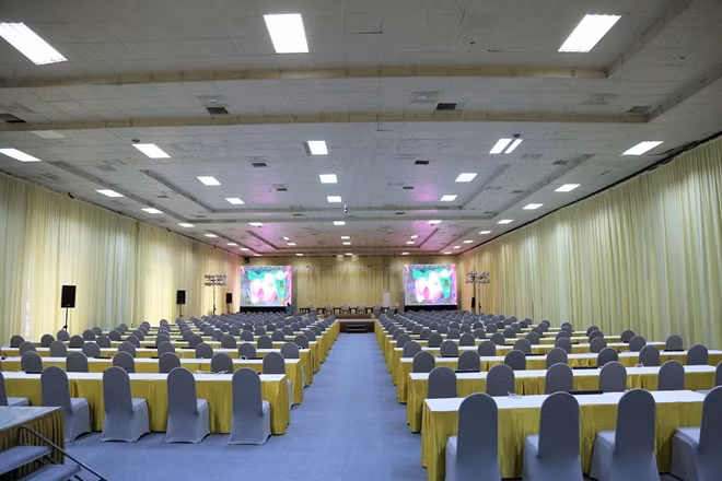 Hall A, which is more than 1,000 square meters in size, has a reception desk to guide reporters and around 1,000 tables and chairs.