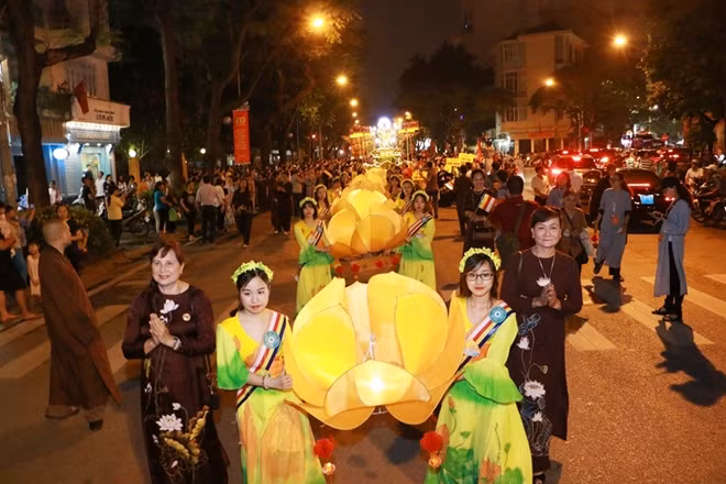 Meanwhile, other cities also held many activities to celebrate Lord Buddha’s 2,562nd birthday.