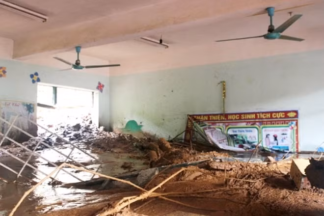 By September 2, Thanh Hoa recorded 4 deaths and 5 missing people due to the floods. After the floods, 208 houses collapsed and 150 others were severely damaged, some 12,000 houses were submerged, and 20 schools were more or less affected by the flooding.