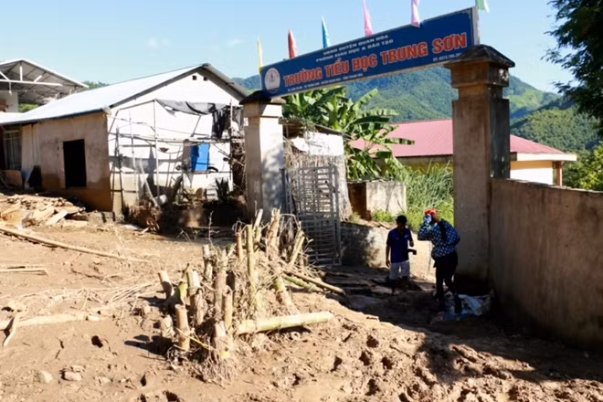 Landslides triggered by torrential rains over the past two days have buried many houses and classrooms in the mountainous district of Quan Hoa in Thanh Hoa province.