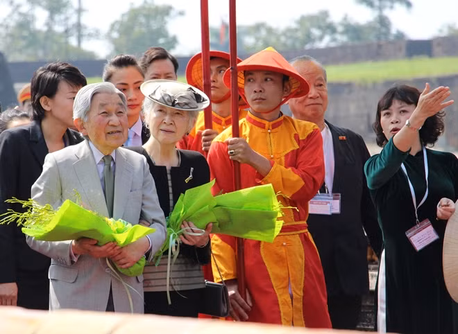Emperor Akihito and Empress Michiko visiting the Imperial City of Hue and the commemorative site of Vietnamese patriot Phan Boi Chau.
