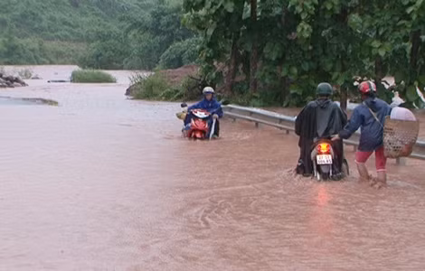 Landslides due to heavy rains also badly damaged the routes connecting the district center to the communes.