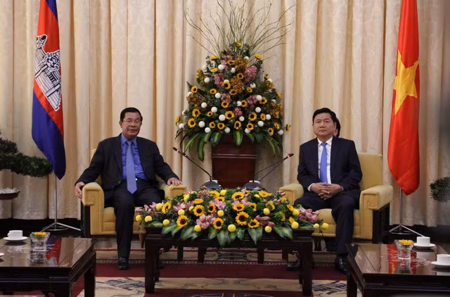 Cambodian Prime Minister Hun Sen meeting with Mr. Dinh La Thang.