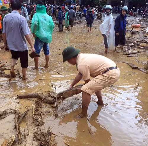 Police officers appeared on time to the locality to clear up the road, helping locals soon to return to normal work.