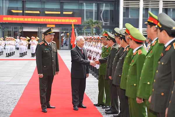 Party General Secretary, President Nguyen Phu Trong and high-ranking delegates of the People's Public Security Force. Party General Secretary, President Nguyen Phu Trong and high-ranking delegates of the People's Public Security Force.