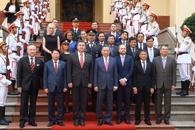 Minister To Lam, Mr. Jan Hamacek and other delegates. Minister To Lam, Mr. Jan Hamacek and other delegates.