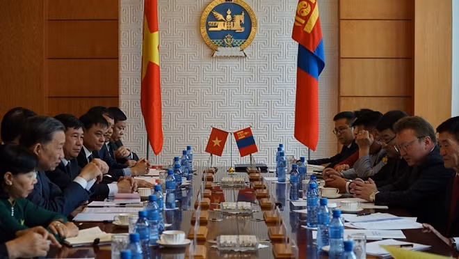 Minister To Lam, Minister of Justice and Internal Affairs of Mogolia Tsend Nyamdorj and the two delegations at the signing ceremony.