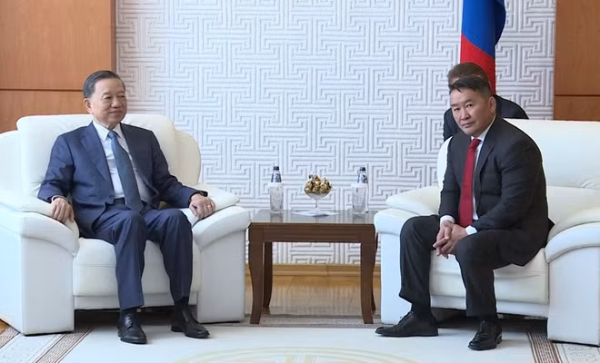 Mongolian President Khaltmaa Battulga receives Minister To Lam.
