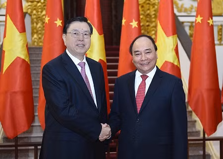 Prime Minister Nguyen Xuan Phuc (R) and Permanent Politburo member and Chairman of the Standing Committee of the National People’s Congress of China Zhang Dejiang