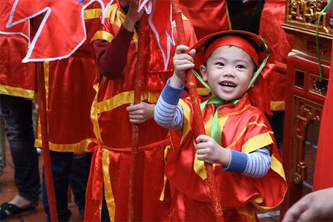 But because the travelling is quite complicated, King An Duong Vuong will ask a local man to impersonate him to hold a similar ritual.