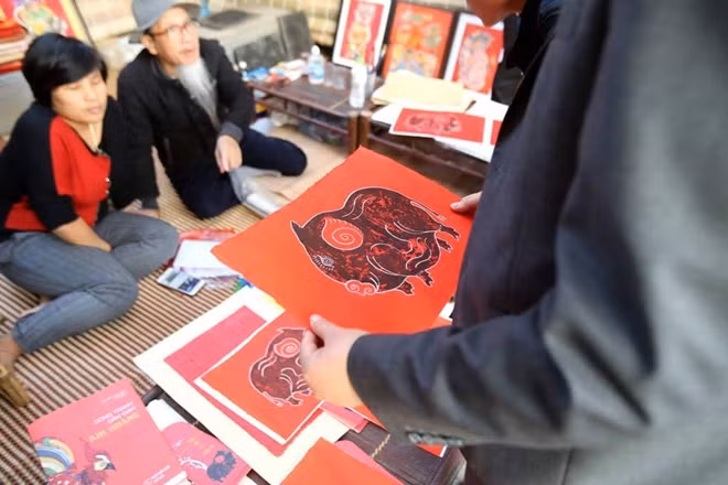 Visitors have the opportunity to talk to the artists about folk art and calligraphy.
