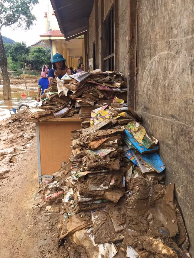 As soon as the floods went away, the Mai Son District Police (Son la province) came to damaged primary and secondary schools in Na Ot commune to help local teachers and students clean up facilitates to soon resume schooling.