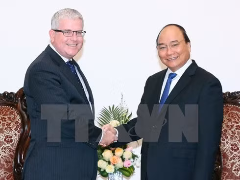 PM Nguyen Xuan Phuc (R) and Australian Ambassador Crag Chittick PM Nguyen Xuan Phuc (R) and Australian Ambassador Crag Chittick