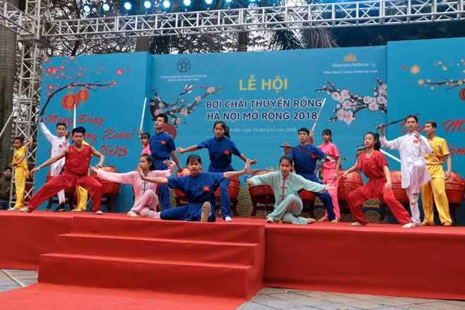 A dragon boat racing festival was held for the first time in Hanoi’s well-known West Lake on February 24, attracting large crowds. A dragon boat racing festival was held for the first time in Hanoi’s well-known West Lake on February 24, attracting large crowds.