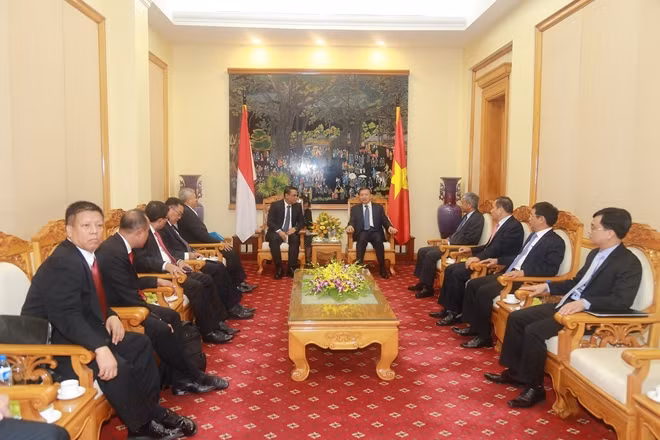 Senior Lieutenant General To Lam, Minister of Public Security and Indonesian delegation, led by its Deputy Chief, Mr. Syafruddin at the reception.