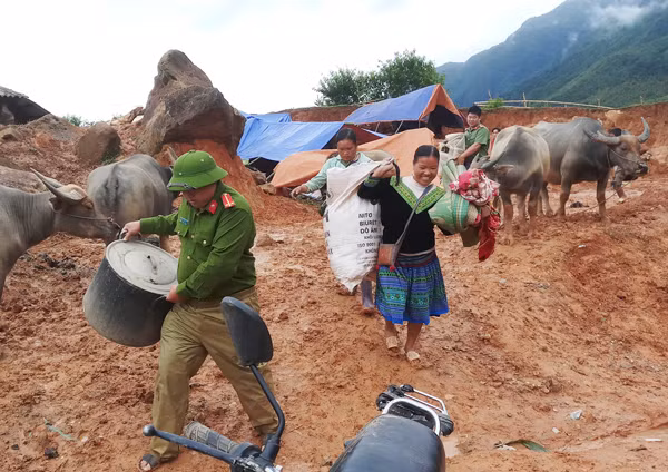 Flash floods and landslides triggered by downpours in the past days had left 23 dead and 10 missing in the northern mountainous provinces, mainly in Lai Chau and Ha Giang. Floods also pulled down or swept away 161 houses, damaged 958 homes and submerged 1,800 others. Total damage was estimated at nearly 500 billion VND (around 21.8 million USD). Flash floods and landslides triggered by downpours in the past days had left 23 dead and 10 missing in the northern mountainous provinces, mainly in Lai Chau and Ha Giang. Floods also pulled down or swept away 161 houses, damaged 958 homes and submerged 1,800 others. Total damage was estimated at nearly 500 billion VND (around 21.8 million USD).